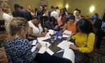 søgende. Der blev skabt 173.000 nye job uden for landbruget i USA i august. Billedet er fra Miami måneden forinden, hvor jobsøgere prøver lykken på en jobmesse. 