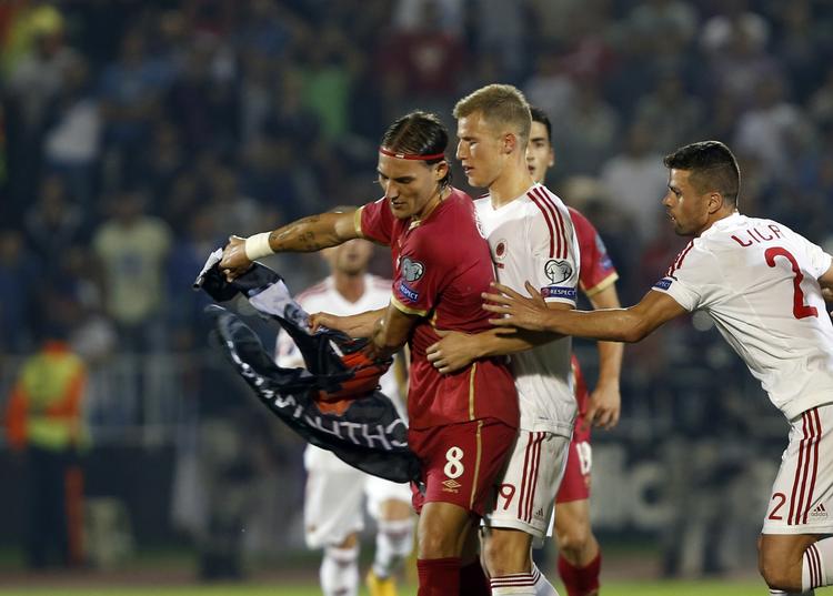 TUMULT. I oktober opstod der tumult i Beograd, da en storalbansk flag blev fløjet ind over stadion midt under kampen mellem Serbien og Albanien. 