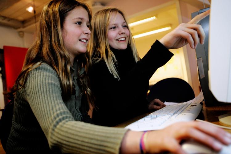 kønsforskel. Drengenes valg af Google+ og YouTube skyldes måske, at det ikke er medier, der er så egnet til præsentation og selvfremstilling som Snapchat og Instagram, hvor pigerne i højere grad interagerer og præsenterer sig selv på en bestemt måde, lyder det fra Børnerådet. 