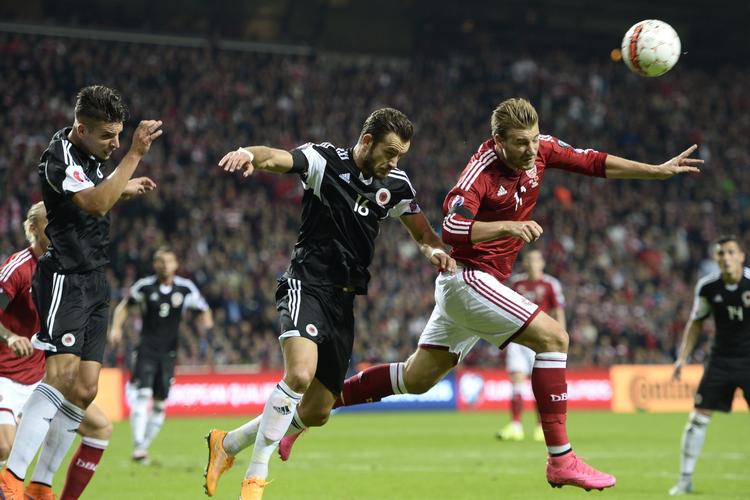 Angreb. Nicklas Bendtner forsøger sig mod Albanien. 