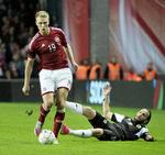 Lyspunkt. Nicolai Jørgensen smutter forbi Shkelzen Gashi i EM-kvalifikationskamp i Parken mod Albanien 