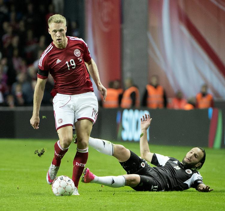 Lyspunkt. Nicolai Jørgensen smutter forbi Shkelzen Gashi i EM-kvalifikationskamp i Parken mod Albanien 