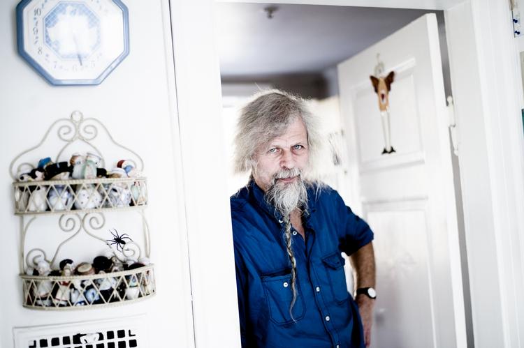 Dokumentarist? Jacob Holdt har høstet stor anerkendelse for sit billedshow 'Amerikanske Billeder'. Billederne går tæt ind på livet af alt fra sorte i ghettoen til kærlige Ku Klux Klan-medlemmer, men nu er der sået tvivl om visse billeders sandhedsværdi. »Jeg prøvede altid at bringe sandheden fra de undertryktes synsvinkel«, siger han selv. 