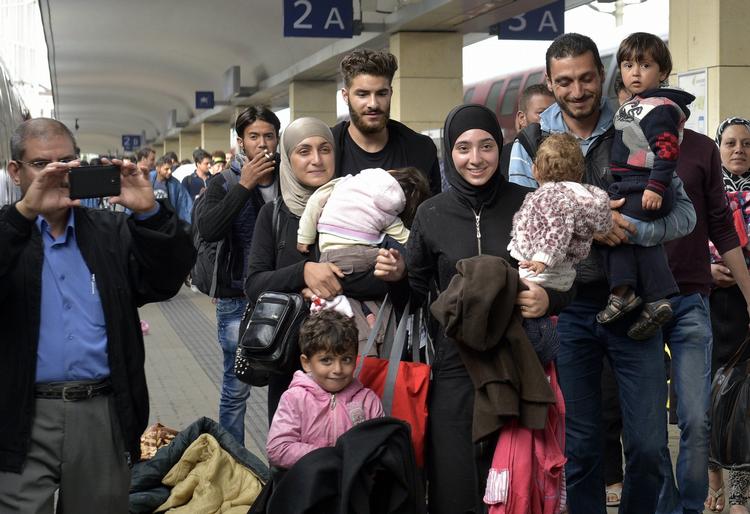 Ankomst. Glade flygtninge og migranter ankommer til banegården i Wien, efter at både Tyskland og Østrig i nat besluttede ikke at tilbagesende asylansøgere. 