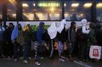 Grænser. Flygtninge og migranter er netop ankommet i bus til den østrigske by Nickelsdorf på grænsen til Ungarn. Migranterne og flytgningene er blevet kørt i busser fra Budapest. 