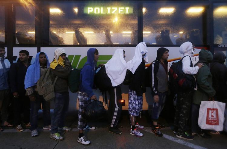 Grænser. Flygtninge og migranter er netop ankommet i bus til den østrigske by Nickelsdorf på grænsen til Ungarn. Migranterne og flytgningene er blevet kørt i busser fra Budapest. 