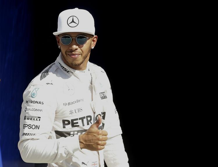 FORAN. Lewis Hamilton virker næsten suveræn i formel 1 med sin store stabilitet. 