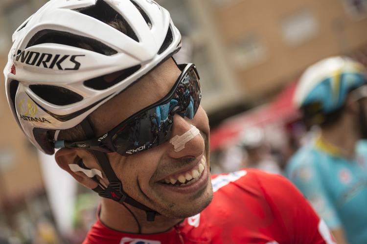 FORREST. Fabio Aru var ved at få lidt problemer på de allersidste kilometer, men han bevarede alligevel kontrollen og sin røde førertrøje. 