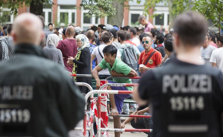 Spændinger. Politiet blev tilkaldt til et asylcenter i Berlin på grund af uroligheder mellem flygtninge og sikkerhedspersonale. 