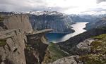 Udsigtspunkt. Den kendte norske klippeformation Trolltunga, hvor en turist angiveligt er faldet ned. 