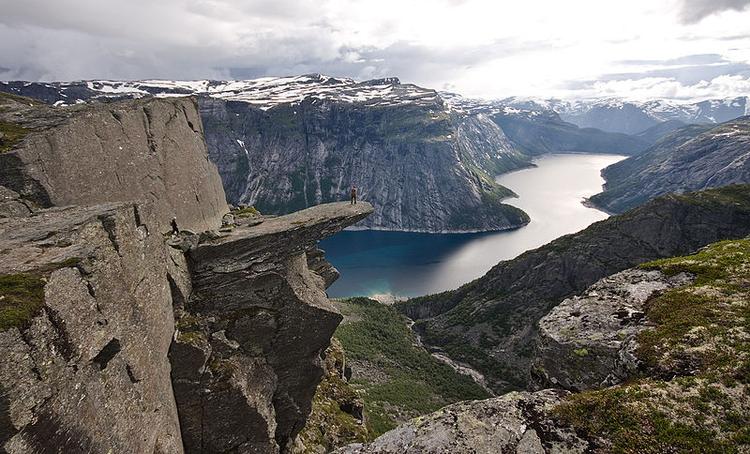 Udsigtspunkt. Den kendte norske klippeformation Trolltunga, hvor en turist angiveligt er faldet ned. 