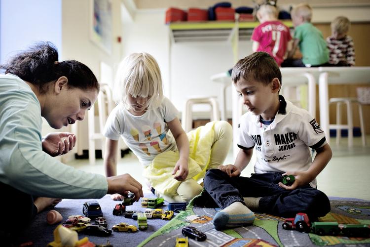 Børn. Ibtehaj Marzouk er flygtet fra Syrien og er mor til Reda på 4 år (th.). Her afleverer hun ham i børnehave. 