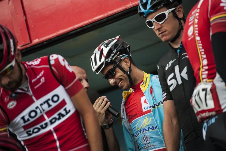 Etapeløb. Fabio Aru (midt) fra Astana-holdet fører i  Vuelta a España. 