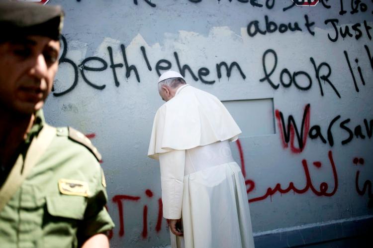 Usædvanlig. Frans i bøn ved Israels såkaldte separationsbarriere mod Vestbredden. Han er den 12. pave, der ikke kommer fra Europa, og den første ikkeeuropæer i over 1.200 år. Efter en infektion i teenagealderen har han kun én lunge. 