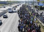 Skæbneøjeblik. Migranter og flygtninge går i protest langt de ungarnske motorveje i dag. De har kurs mod Østrig, der sammen med Tyskland har åbnet op for, at asylansøgerne kan komme ind i landet. Krisen har sendt EU's grænsesamarbejde til tælling. 