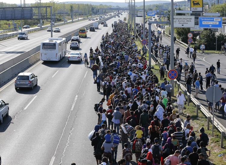 Skæbneøjeblik. Migranter og flygtninge går i protest langt de ungarnske motorveje i dag. De har kurs mod Østrig, der sammen med Tyskland har åbnet op for, at asylansøgerne kan komme ind i landet. Krisen har sendt EU's grænsesamarbejde til tælling. 