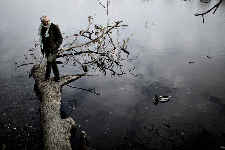 Sønderjylland. 'Hjertets dannelse' finder sted i Bramstrup lidt nord for den dansk-tyske grænse. Her er forfatteren, Erling Jepsen, fotograferet ved Dyssen, Christiania. 