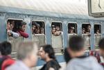 Menneskestrøm. Flygtninge i tog på vej fra Ungarn til Tyskland. Tysland har over weekenden taget imod over 6.000 asylansgere, Polens bidrag er langt mere beskedent. 
