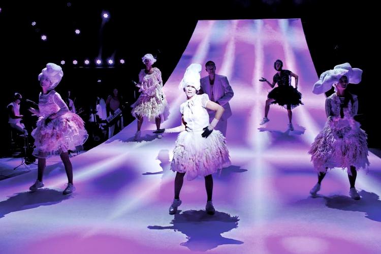 Partydrøm. Et syret billede på fælleskab, men ellers står Lennons figurer som øer i det hvide landskab. 