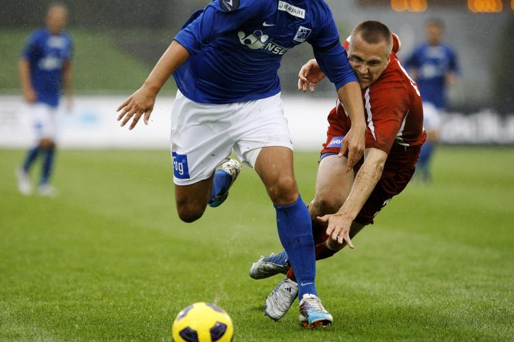 SOLGT. Da Jonas Troest, som her i SønderjyskE-trøjen bliver overløbet af en Lyngby-spiller, i 2011 bliver solgt til tyrkiske Konyaspor, spillede agenten en dobbeltrolle og blev straffet med en bøde. 