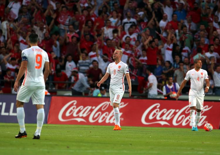 3-0. På Tyrkeits mål efter 7, 25 og 85 minutter blev Holland sparket ned på fjerdepladsen i EM-gruppen. 