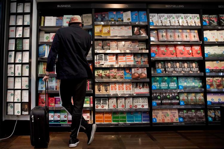 Hyldemeter. Lufthavnslitteraturen glatter forskelle ud og byder sig til med globale og USA-dominerede forfattere, men bøger, man skal læse i et fly, skal heller ikke ophidse, siger psykolog. 