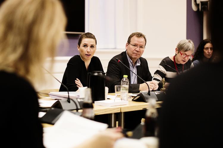 Problematisk. Det er ifølge Mette Frederiksen problematisk, at Lars Løkke Rasmussen ikke vil underkaste Vk-regeringens krigsbeslutning en undersøgelse. 