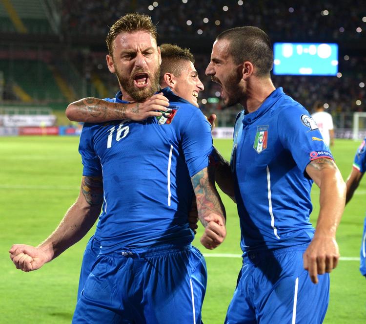1-0. Med en scoring og et rødt kort spillede Danielle De Rossi en hovedrolle i Italiens 1-0-sejr over Bulgarien. 