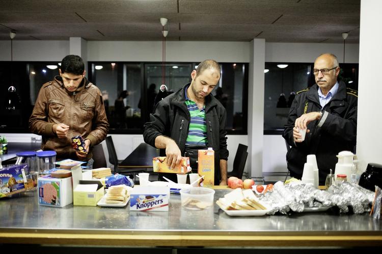 Imødekommenhed. Inde i frokoststuen på hotellet blev den donerede mad sat op som en buffet. Det benyttede både flygtninge og politiet sig af. 