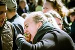 Hugget. Det er en disciplin de fleste danskere mestrer. Hotdog-hugget, hvor man med hovedet en anelse på skrå angriber den aflange nationalspise. 