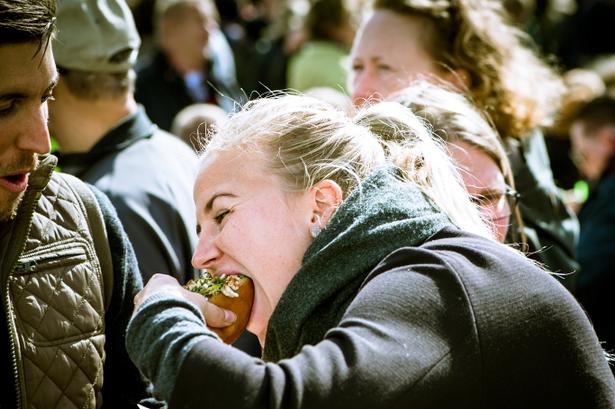 Hugget. Det er en disciplin de fleste danskere mestrer. Hotdog-hugget, hvor man med hovedet en anelse på skrå angriber den aflange nationalspise. 