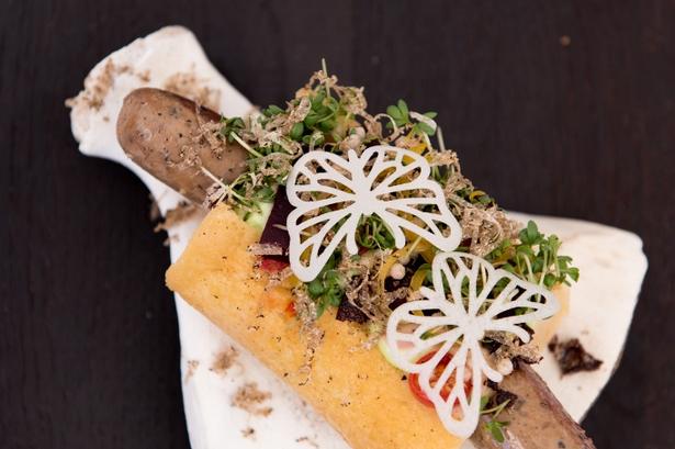 Hjemmebane. Den lokale helt Jesper Koch stillede op med denne hotdog med sommerfugle på toppen. 