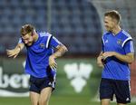 HUMØR. Nicklas Bendtner pjatter med Nicolai Jørgensen under træning, men i aften må de hellere fejre en scoring. 