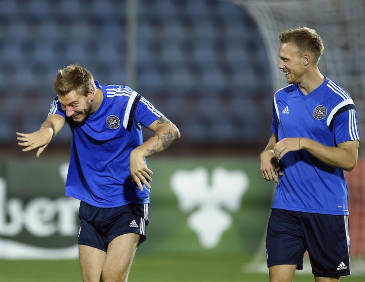 HUMØR. Nicklas Bendtner pjatter med Nicolai Jørgensen under træning, men i aften må de hellere fejre en scoring. 