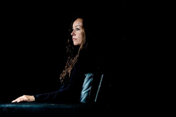 Dengang. Det lykkes Ditte Steensballe at beskrive kærligheden til Jakob Ejersbo gennem stederne, stemningerne og de sansede detaljer. 