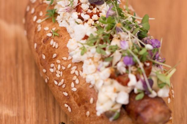 Danmarksmester. Denne sag med pølse lavet af oksehøjreb og duroc-gris, som har hængt i seks dage for at suge mere smag til sig, er Danmarks bedste hotdog. Der var cirka 200, der fik købt og smagt på den, og rygtet siger, at de var ovenud begejstrede. 