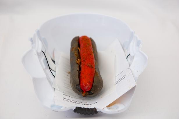 Eksperimenterende. Paul Cummingham var, ligesom han har for vane at være, meget legesyg, da han skulle give sit bud på Danmarks bedste hotdog. Rød som et lyssværd var pølsen, og sort som en sith var brødet. Selvfølgelig serveret i Star Wars star trooper maske. 