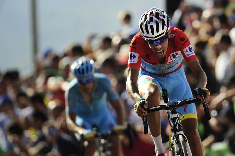 DETRONISERET. Med en marginal på et sekund mistede Fabio Aru (th.) førertrøjen til Joaquim Rodriguez. 
