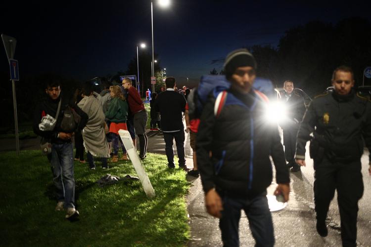 Træt. Trods ømhed og mørke forsætter hundredvis af flygtninge og migranter turen mod København på gåben. 