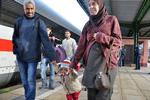 Flygtningekrise. En familie er ankommet med tog  til Eisenhuettenstadt i det østlige Tyskland. 