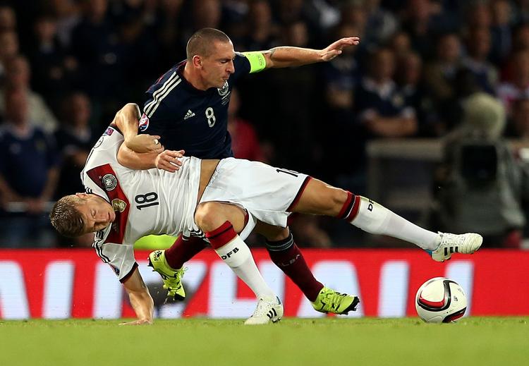 2-3. Tyskerne vandt for femte gang i træk i EM-kvalifikationen, da det på Hampden Park blev sejr over Skotland. 