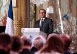 Bomber. François Hollande, her på pressemødet i Paris i går, har hidtil afvist franske bombetogter mod Syrien. Men ikke mere, fordi han efter billederne af flygtningestrømmen mod Europa er tvunget til at reagere, ikke mindst af indenrigspolitiske grunde. 