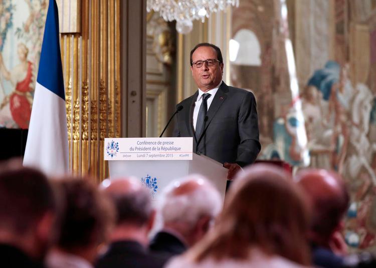 Bomber. François Hollande, her på pressemødet i Paris i går, har hidtil afvist franske bombetogter mod Syrien. Men ikke mere, fordi han efter billederne af flygtningestrømmen mod Europa er tvunget til at reagere, ikke mindst af indenrigspolitiske grunde. 