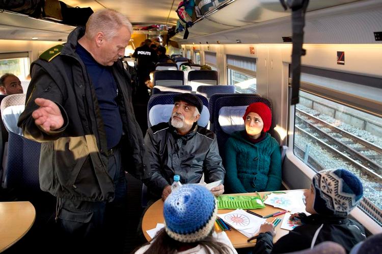 Flugt. Mødet med dansk politi skabte usikkerhed hos Mohamad Ibrahim og hans tre børn. De har rejst 22 dage for at komme fra Syrien til familien i Göteborg – og har ikke lyst til at ende i Danmark. 