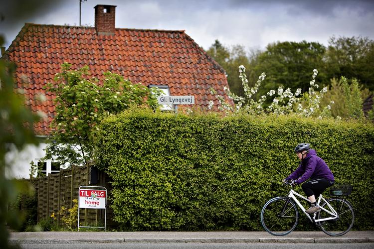 færre. I august var der knap 39.000 række- og parcelhuse til salg, hvilket er cirka 3.500 færre end i samme måned sidste år. 