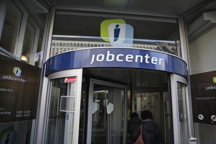 overraskende. 39 procent af de ikke-vestlige indvandrere var på kontanthjælp i 1994, mens det blot var 17 procent i 2012. En udvikling, som overrasker forksningschef. 