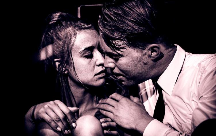 Erotik. Det slår gnister imellem Jean (Jesper Dupont) og Julie (Sara Hjorth Ditlevsen), selv om den sociale baggrund for deres tiltrækning ikke rigtig spiller. 