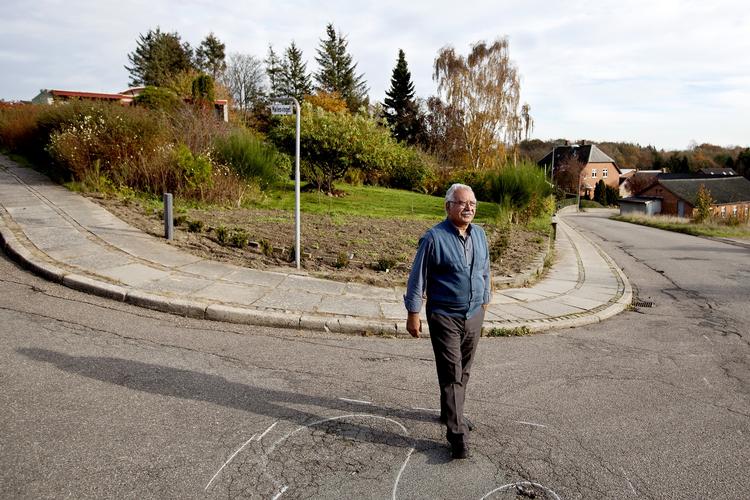 Brand. Nasim Mashir stammer fra Afghanistan. Han opfylder betingelserne for at få statsborgerskab - men han fik afslag på dansk pas, fordi han havde fået en bøde, da hans ukrudtsbrænder satte ild i hans ligusterhæk. 
