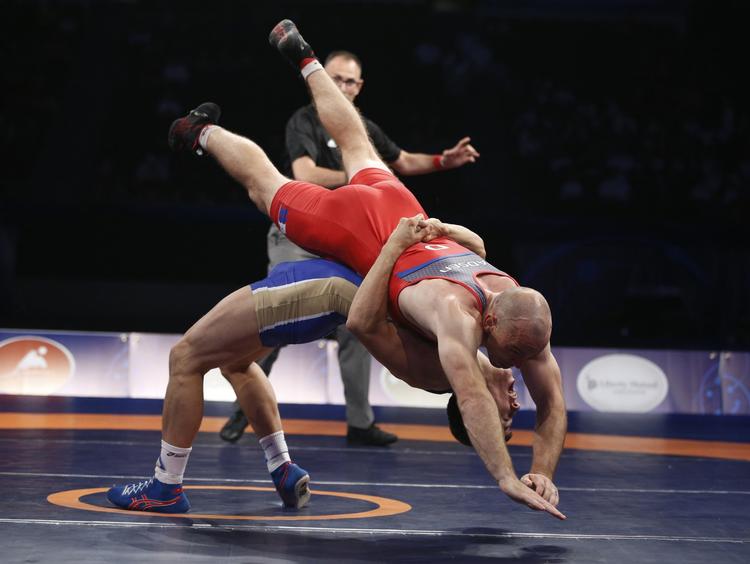 FINALEN. To løft i første periode gav Roman Vlasov en føring på 6-0 over Mark O. Madsen, og det gav i sidste ende russeren VM-titlen. 