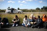 Flugt. Af frygt for udvisning har flere hundrede flygtninge og migranter, der er ankommet til Danmark siden søndag, valgt på egen hånd at fortsætte mod Sverige. Her sidder flygtninge og migranter på motorvejen mellem Rødby mod København. 